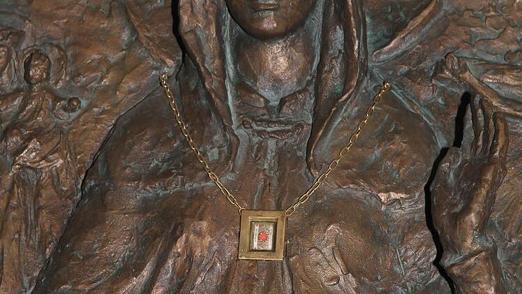 Die Namenspatronin der Kirche - St. Hedwig - war Herzogin von Schlesien und wird heute in der katholischen Kirche als Heilige verehrt.