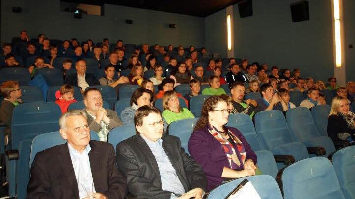 Gut gefüllt war der Kinosaal bei der Premiere des Films der 72 Stunden Aktion "Mich schickt der Himmel". Im Vordergrund Landrat Oswald Marr, Bernd Liebhardt (Stadt Kronach) und Claudia Gebele (Diözesanverband).