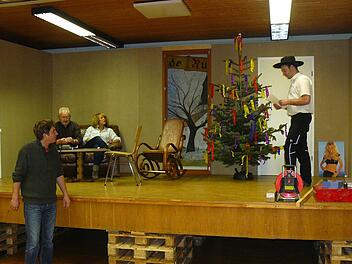 Die Rugendorfer Theatergruppe probt für die Boulevardkomödie "Ladysitter", mit der sie am 29. März Premiere feiert. Fotos: Klaus Peter Wulf