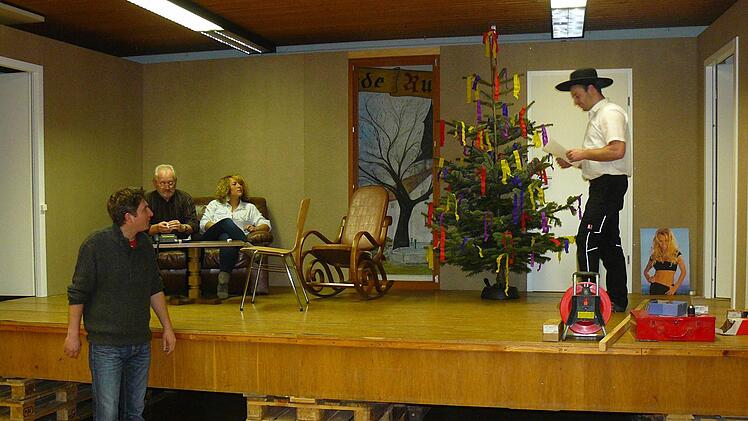 Die Rugendorfer Theatergruppe probt für die Boulevardkomödie "Ladysitter", mit der sie am 29. März Premiere feiert. Fotos: Klaus Peter Wulf