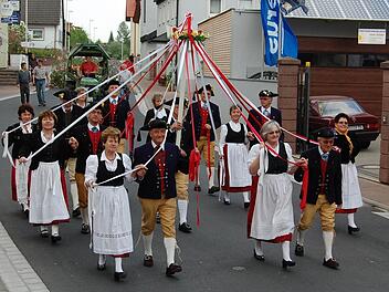 Bedauern würden es die Oberthulbaer Trachtentänzer, wenn sie ihrem gemeinsamen Hobby, dem Volkstanz, nicht mehr nachkommen könnten. Auch würde einiges an fränkischer Kultur verloren gehen.  Foto: Günther Straub