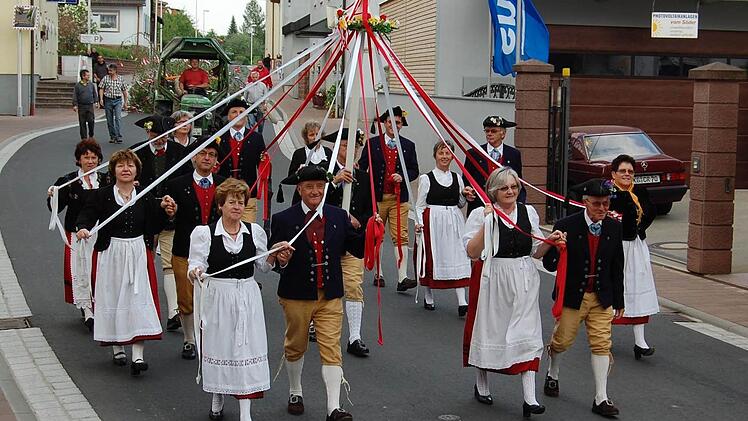 Bedauern würden es die Oberthulbaer Trachtentänzer, wenn sie ihrem gemeinsamen Hobby, dem Volkstanz, nicht mehr nachkommen könnten. Auch würde einiges an fränkischer Kultur verloren gehen.  Foto: Günther Straub