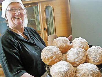 Auch Luise Schorn aus Stublang ist mit ihren Staffelbergkrapfen im Film zu sehen. Foto: privat