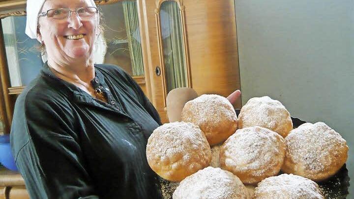 Auch Luise Schorn aus Stublang ist mit ihren Staffelbergkrapfen im Film zu sehen. Foto: privat