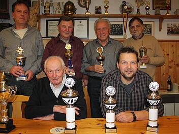 Einige ihrer zeigten die erfolgreichen Brieftaubenzüchter (vorn von links) Anton Mahlmeister, Bernd Tüchert sowie (hinten von links) Klaus Krämer, Theo Tüchert, Anton Zehe und Herbert Tüchert.  Foto: Arnold Nöth