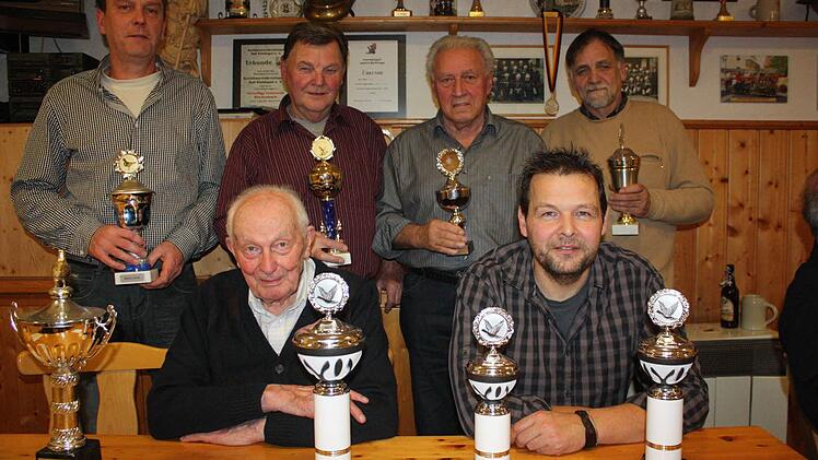 Einige ihrer zeigten die erfolgreichen Brieftaubenzüchter (vorn von links) Anton Mahlmeister, Bernd Tüchert sowie (hinten von links) Klaus Krämer, Theo Tüchert, Anton Zehe und Herbert Tüchert.  Foto: Arnold Nöth