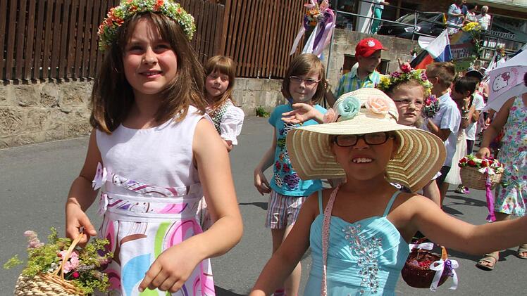 Die Mädels haben sich für den Festzug mit Blumenkränzchen und Sonnenhüten herausgeputzt. Foto: Sonja Adam