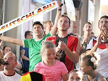 Kurz vor der Halbzeit erlöste Mario Gomez mit dem 2:0 die deutschen Fans in der Kühnlenzpassage. Daran, dass der Einzug ins Viertelfinale in Gefahr geraten könnte, glaubte angesichts der spielerischen Überlegenheit niemand der über 400 Zuschauer. Foto: Marian Hamacher