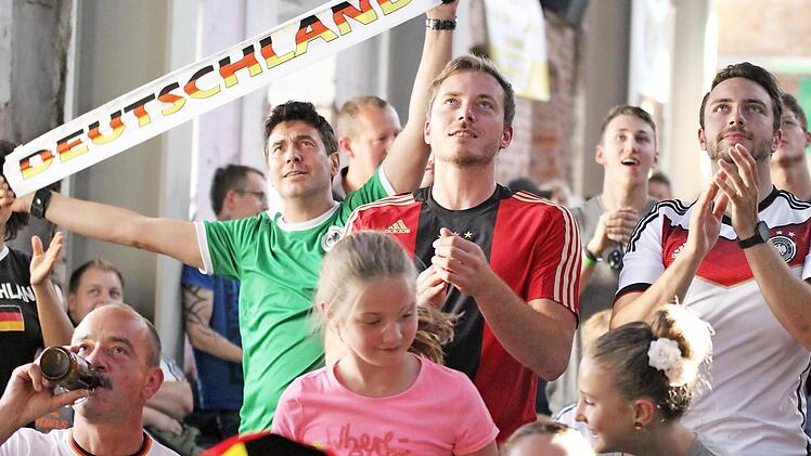 Kurz vor der Halbzeit erlöste Mario Gomez mit dem 2:0 die deutschen Fans in der Kühnlenzpassage. Daran, dass der Einzug ins Viertelfinale in Gefahr geraten könnte, glaubte angesichts der spielerischen Überlegenheit niemand der über 400 Zuschauer. Foto: Marian Hamacher