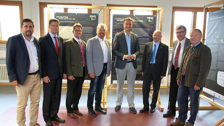 Politik trifft auf Tourismus (von links): Landrat Peter Heimrich, MdB Christian Hirte, stellvertretender Landrat Peter Suckfüll, Rhönforum Manfred Grob, MdB Mark Hauptmann, Rhön GmbH Thorn Plöger, Landrat Reinhard Krebs und Landrat Thomas Bold.  Foto: Kathrin Kupka-Hahn