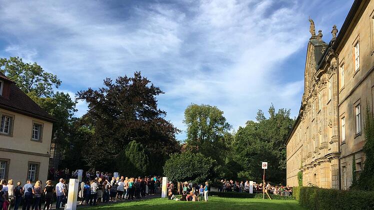 Lange Schlangen lange vor Beginn: Michael Patrick Kelly fasziniert im ausverkauften Schlosshof von Tambach. Foto: Jochen Berger