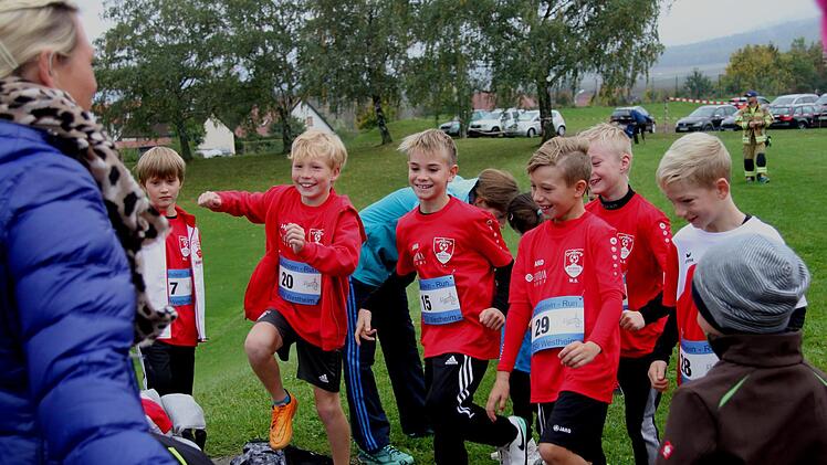 Die Buben der "Dreiberg-Kickers" aus Knetzgau bei Aufwärmübungen.