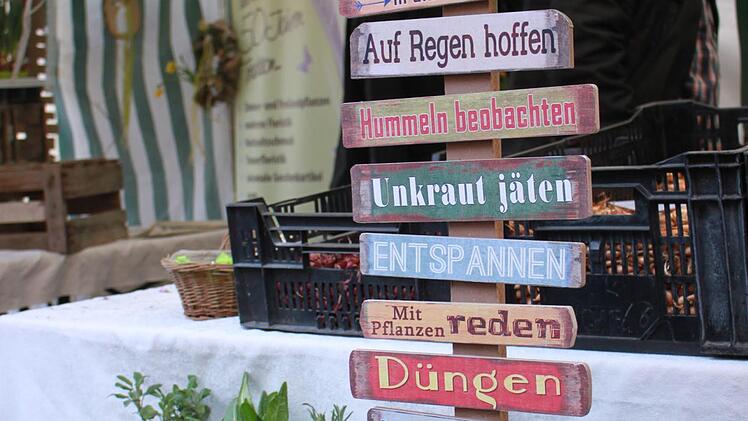 Doch auch im Garten darf es bei der Deko gerne bunt werden.