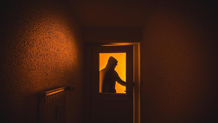 Im Landkreis Coburg hat ein Unbekannter Schokolade und Multivitaminsaft aus einem Rathaus geklaut. Symbolbild: Nicolas Armer/dpa