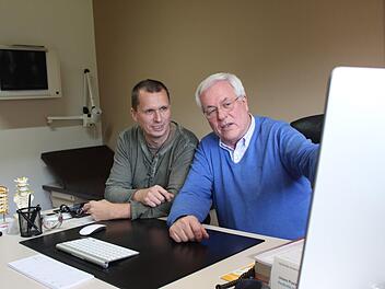 Hausarzt Volker Behnke (rechts) arbeitet seinen neuen Kollegen Jens Bausch in den Praxisalltag ein. Foto Julia Raab