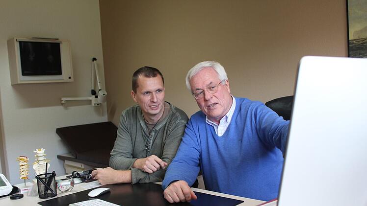 Hausarzt Volker Behnke (rechts) arbeitet seinen neuen Kollegen Jens Bausch in den Praxisalltag ein. Foto Julia Raab