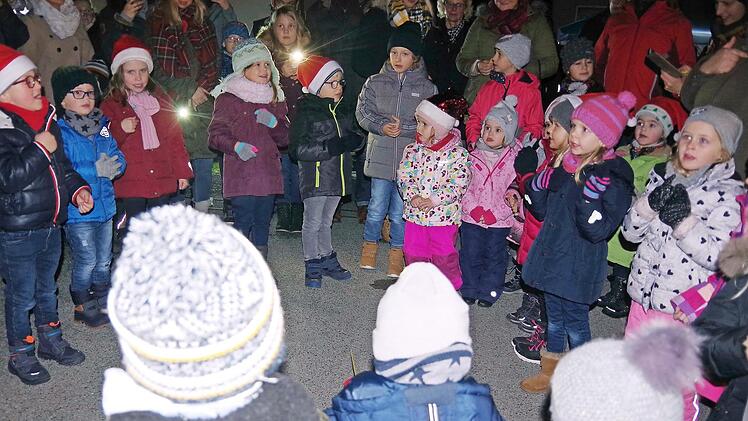 Kinder stimmten mit Liedern und Tänzen auf den Advent ein. Foto: Schülein
