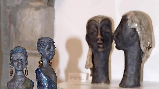 Fast die ganze Welt hat Helga Stegner bereist, und so flie&szlig;en auch unterschiedliche Kulturen in ihre Arbeiten ein. Faszinierend sind die Effekte der Raku-Glasur.