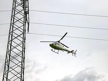 Vom Hubschrauber aus inspizieren die Bayernwerk-Experten die Stromleitungen.