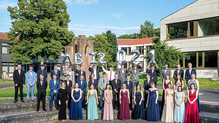 Geschafft: Die diesjährigen  Abiturientinnen und Abiturienten des  Franz-Miltenberger-Gymnasiums Bad Brückenau.Foto: Ingo Queck
