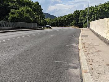 Der Asphalt auf der Brücke Richtung Strahlungen soll erneuert werden.
