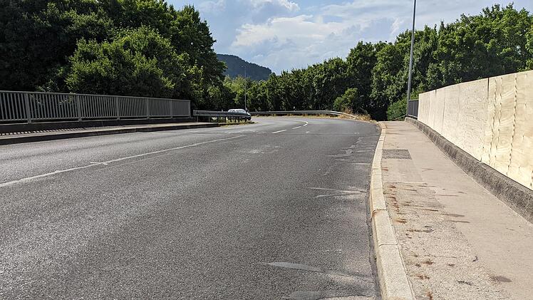 Der Asphalt auf der Brücke Richtung Strahlungen soll erneuert werden.