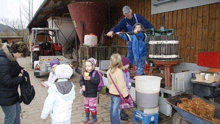 Aus den Äpfeln, die Mitglieder des Fördervereins am Dienstag von einem gemeindlichen Baum geerntet hatten, presste Konrad Leicht zusammen mit den Kindern frischen Saft. Foto: sw