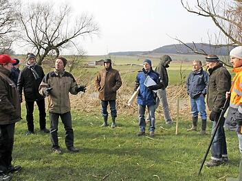 Die Markierungsaktion an der Saale zwischen Untereschenbach und Diebach sorgte gestern Morgen für eine teils heftige Diskussion. Die Behördenvertreter wollten mit Holzpflöcken kenntlich machen, welche Ausmaße die geschützten Uferstreifen annehmen könnten. Foto: Markus Reeh