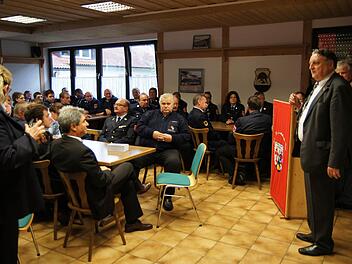 Landrat Eberhard Irlinger (rechts) übergab die Spende der Kreissparkasse an die Jugendfeuerwehren.  Foto: Heike Reinersmann
