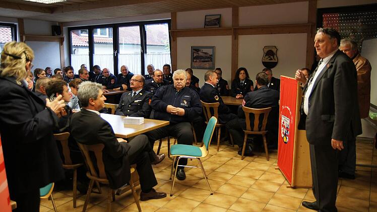 Landrat Eberhard Irlinger (rechts) übergab die Spende der Kreissparkasse an die Jugendfeuerwehren.  Foto: Heike Reinersmann