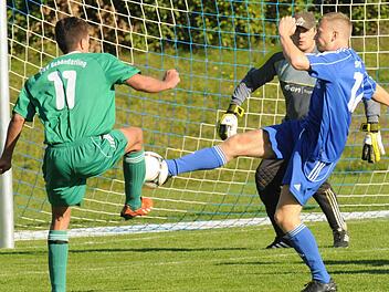 Fabian Illig (SV Aura/rechts) rettet in höchster Not vor seinem Torwart Christian Sell gegen den Schönderlinger Sven Meyer. Foto: ssp