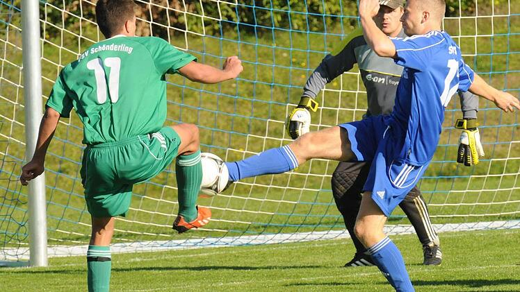 Fabian Illig (SV Aura/rechts) rettet in höchster Not vor seinem Torwart Christian Sell gegen den Schönderlinger Sven Meyer. Foto: ssp
