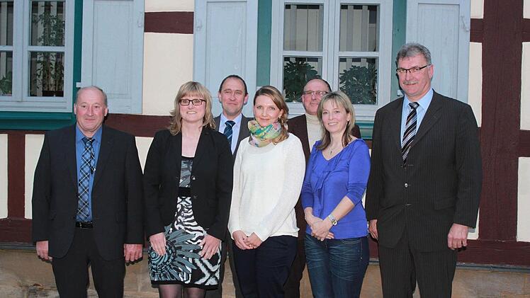 Die neu gewählten Mitglieder des Gemeinderates sowie Ortssprecher: (v.l.) Gerhard Roth, Sandra Schramm, Gerald Karl, Anna Döhler, Norbert Lohneiß, Marion Leonhardt und Bürgermeister Helmut Dietz