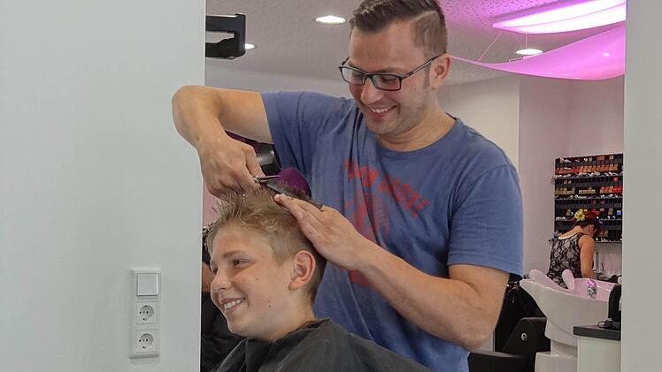 Der Kunde ist König: Tomislav Gašpic liebt seinen Beruf und freut sich, wenn die Kunden seinen Friseursalon in Ebern glücklich verlassen. Vor zwölf Jahren ist der heute 32-jährige Kroate der Liebe wegen nach Ebern gekommen und hat hart für seinen Traum der Selbstständigkeit gearbeitet. Am 15. Juli hat er einen Friseursalon in seinem eigenen Haus eröffnet und fühlt sich in Ebern sehr wohl.