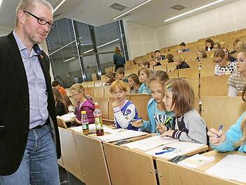 Professor Carsten Wünsch hat mit den Kinder-Uni-Studenten untersucht, wann wir etwas so richtig spannend finden. Foto: Barbara Herbst