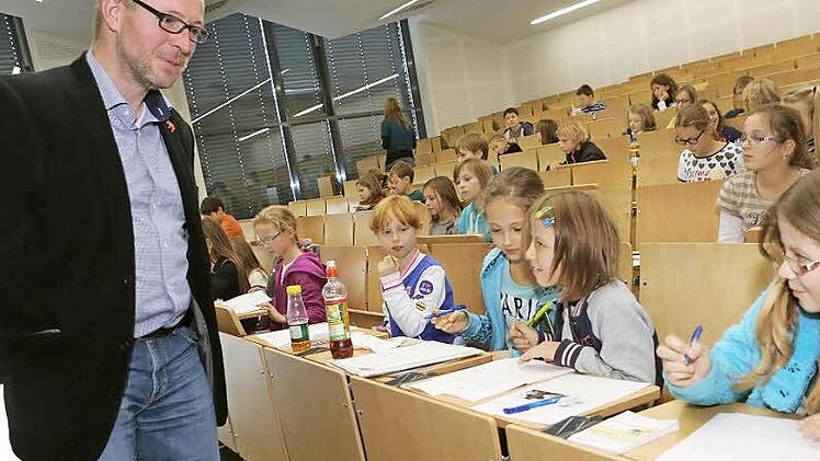 Professor Carsten Wünsch hat mit den Kinder-Uni-Studenten untersucht, wann wir etwas so richtig spannend finden. Foto: Barbara Herbst