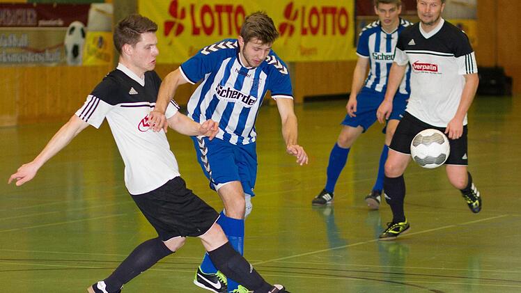 Der Redwitzer Markus Mex (links) trennt hier den Selbitzer Mario Möschitzer vom Ball. Foto: Heinreich Weiß