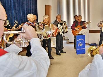 Die Promi-Band Bad Königshofen kam in voller Besetzung Fotos: Sigismund von Dobschütz