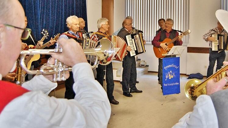Die Promi-Band Bad Königshofen kam in voller Besetzung Fotos: Sigismund von Dobschütz