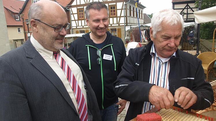 Die Kunst des Flechtens zeigte Rudolf Rippstein ausSand (rechts) Bürgermeister Franz Kuhn und Marktleiter Peter Distler (Mitte). Foto: Stefan Geiger