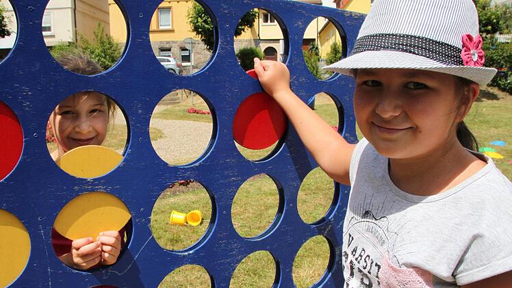 Cora (links) und Celine spielen im Kinderland im Siebener Park Bad Brückenau. Foto: Ulrike Müller