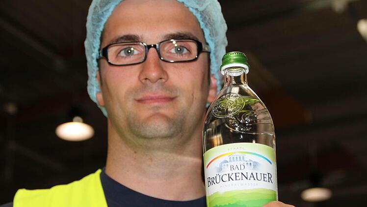 Produktionsleiter Andreas Zink zeigt die neue Glasflasche. Foto: Ulrike Müller