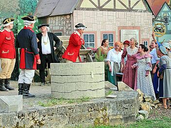 Die Katzensteiner Weiber (rechts) lassen sich nichts gefallen und heizen den Kriegsräten ordentlich ein.  Foto: Dieter Britz