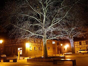 Schilderlos: Durch puren Zufall ist diese Woche aufgefallen, dass der Stenayer Platz in Münnerstadt nach seiner Sanierung kein Schild mehr bekommen hat. Das soll sich jetzt ändern. Der Sanierungsbeauftragte der Stadt wurde bereits beauftragt, Vorschläge für Aussehen und Standort eines neuen Schildes zu machen. Foto: Heike Beudert