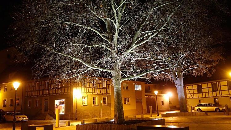 Schilderlos: Durch puren Zufall ist diese Woche aufgefallen, dass der Stenayer Platz in Münnerstadt nach seiner Sanierung kein Schild mehr bekommen hat. Das soll sich jetzt ändern. Der Sanierungsbeauftragte der Stadt wurde bereits beauftragt, Vorschläge für Aussehen und Standort eines neuen Schildes zu machen. Foto: Heike Beudert