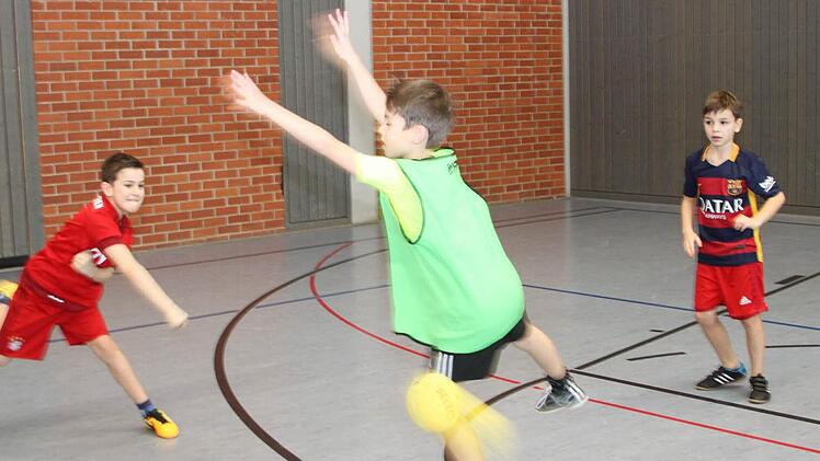 Der leichte Ball ermöglicht Kindern, mit voller Wucht zu werfen.