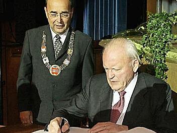 Ins Goldene Buch der Stadt Forchheim trug sich Roman Herzog 2007 ein. OB Franz Stumpf sieht zu.  Foto: Barbara Herbst/Archiv