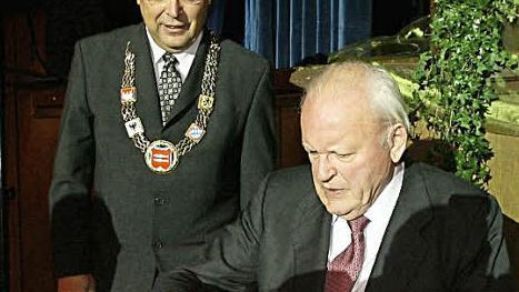 Ins Goldene Buch der Stadt Forchheim trug sich Roman Herzog 2007 ein. OB Franz Stumpf sieht zu.  Foto: Barbara Herbst/Archiv