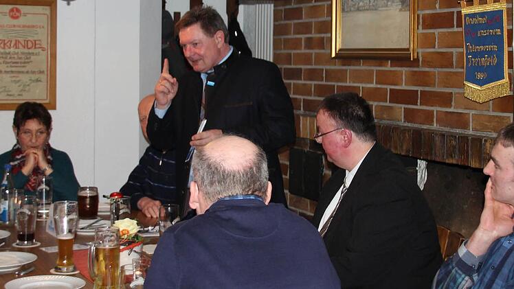 Gerhard Eck - mit Sakko und Schlips, aber in Jeans. Und: In aktion.