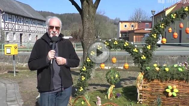 Unser Gartenexperte Jupp Schröder erklärt, woher der Brauch kommt und warum gerade Fichten &amp; Eier zum Schmücken des Brunnens verwendet werden. Foto: Screenshot